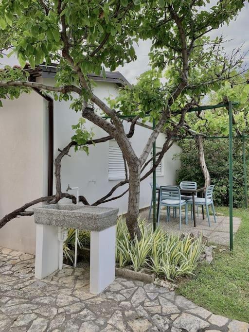 Sunny Grandma'S Garden Apartment Baška Exteriör bild